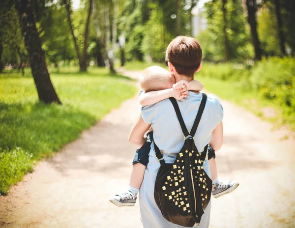 Máma Baby paže batoh zpět Park stezka — Stock fotografie