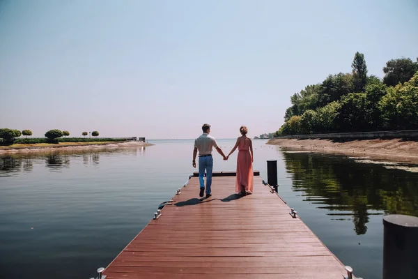 Par kärlek gå tillsammans kramar höstlandskap — Stockfoto