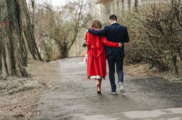 Coppia amore andare insieme abbracci autunno paesaggio — Foto Stock