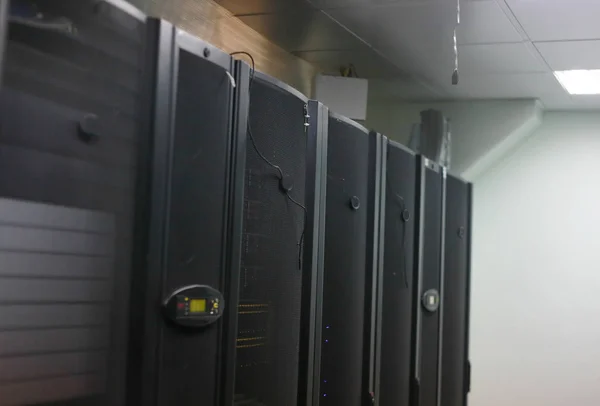 Cabines de linhas de servidor equipadas sala de servidor resfriada — Fotografia de Stock