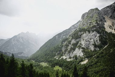 dağlar alpler yaz taşları bitki örtüsü gökyüzü bulutlar