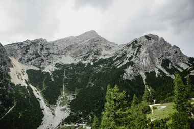 dağlar alpler yaz taşları bitki örtüsü gökyüzü bulutlar