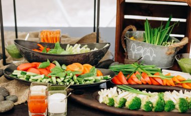 çeşitli sebze dilimlenmiş büfe sağlıklı fast food