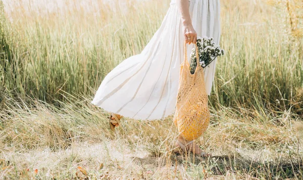 Frau natürliche Kleidung Öko-Mesh String Tasche Wildblumen — Stockfoto