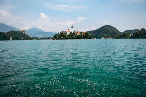 Island prayer cathedral bled lake mountains background — Stock Photo, Image