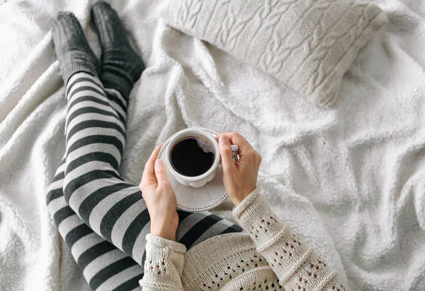 Studente ragazza caldo casa vestiti letto caffè — Foto Stock