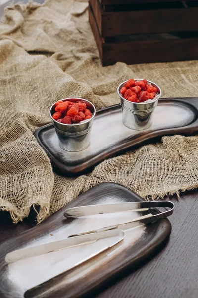 Buffet de comida de frutas decorado estilo rústico eco cestas — Fotografia de Stock