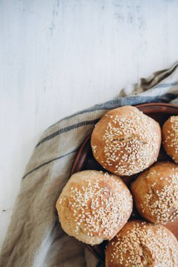 ev yapımı çörekler hamur işleri susam üst görünümü süslenmiş