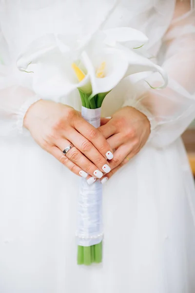 Lány fehér ruha tart Bouquet koalák kezek — Stock Fotó