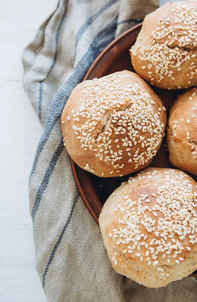 Bollos caseros bollería decorado semillas de sésamo vista superior — Foto de Stock