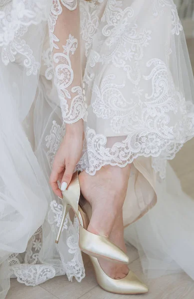 Robes de mariée assis chaussures à talons blancs conceptuel — Photo