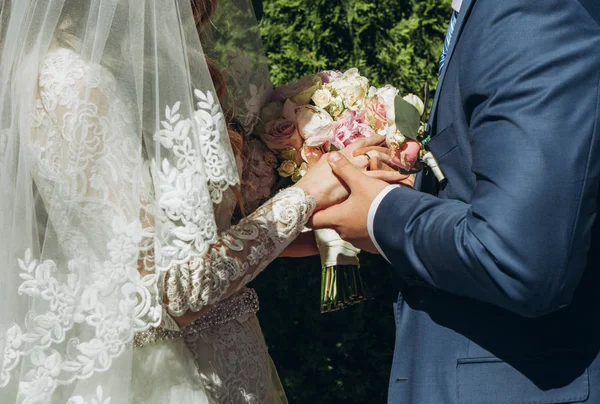 Церемонія нареченого тримає руки концептуальне кохання — стокове фото