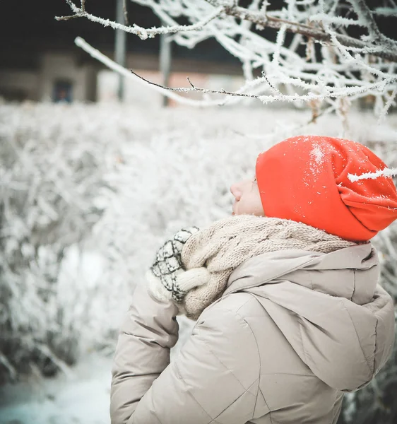 Inverno donna arancione cappello parco neve gelo alberi — Foto Stock