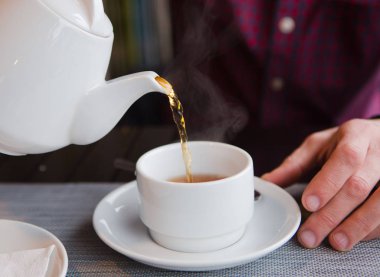 limon cafe beyaz fincan tabak ile çay