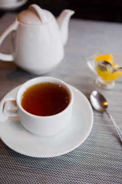 limon cafe beyaz fincan tabak ile çay