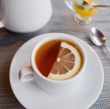 limon cafe beyaz fincan tabak ile çay