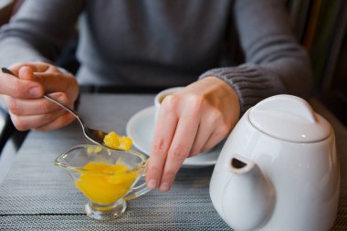 limon cafe beyaz fincan tabak ile çay