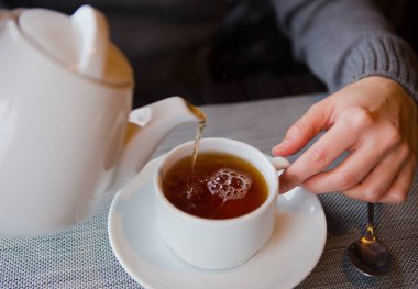 limon cafe beyaz fincan tabak ile çay