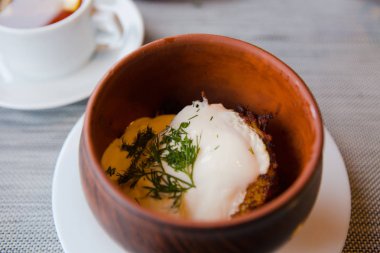 çanak kızarmış patates krep ekşi krema yeşillik