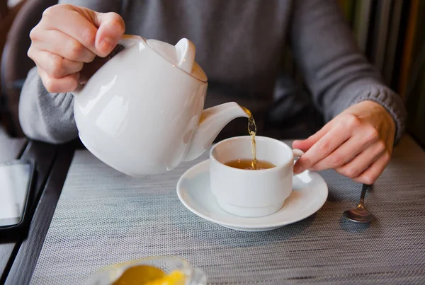 레몬 카페 화이트 컵 접시와 차 — 스톡 사진