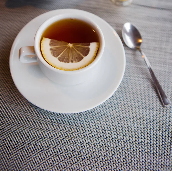 Чай с лимонным кафе белая чашка блюдце — стоковое фото
