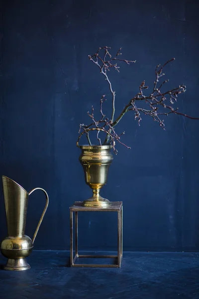 Décoration arbre branche doré antique vase métal — Photo