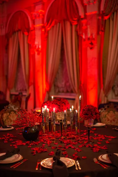 Εσωτερικό εορταστικό τραπέζι βράδυ δείπνο κεριά κόκκινο — Φωτογραφία Αρχείου