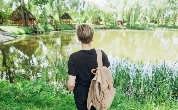 Kadın sırt çantası nehir seyahat tatil piknik — Stok fotoğraf