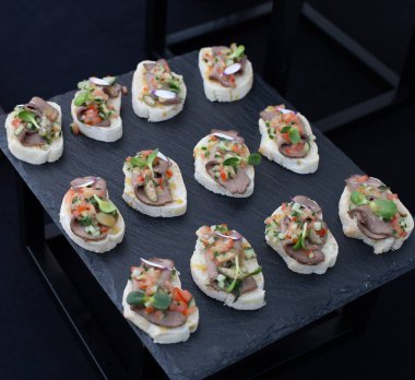 Etli sandviç sebzeler beyaz ekmek siyah dekore edilmiş