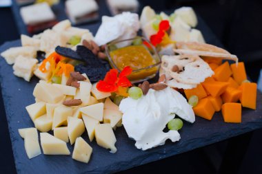 Bayram peyniri menüsü meyveli fındık sosu desenli