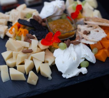 Bayram peyniri menüsü meyveli fındık sosu desenli