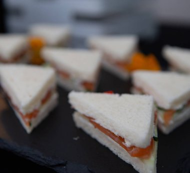 Etli sandviç sebzeler, ekmek, siyah arka plan.