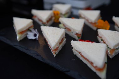 Etli sandviç sebzeler, ekmek, siyah arka plan.