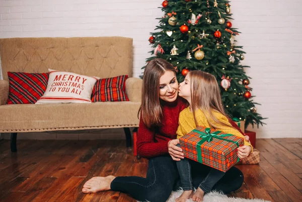 Matka dcera dopřát zábava uvnitř vánoční dekorace — Stock fotografie