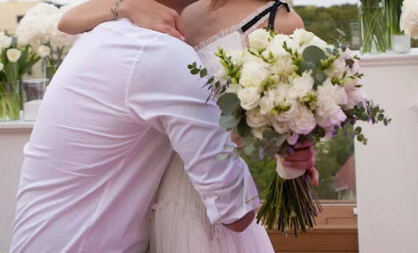 Knuffels paar liefde bruid en bruidegom bloemen — Stockfoto