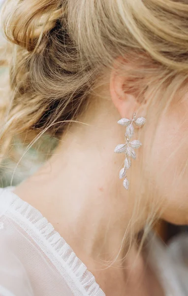 Accessoire sieraden oorbel kapsel vrouw lifestyle make-up — Stockfoto