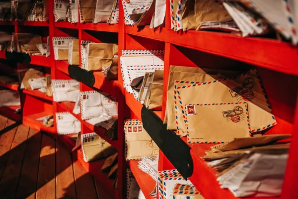 Livraria vermelho santa claus residência crianças letras — Fotografia de Stock