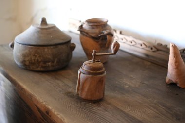 Antik Yunan el yapımı çömlek kasesi değirmen taşı masası