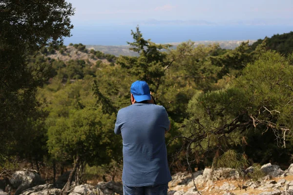 Férfi turista kék ruhák baseball sapka fotó — Stock Fotó