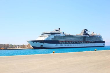 Büyük turist yolcu gemisi liman güneşli.