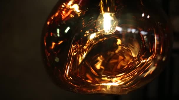 Glanzende abstracte lamp goud licht vervagen detail — Stockvideo