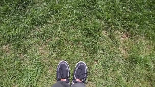 Hierba verde prado caminar pasos limpios lentos — Vídeos de Stock