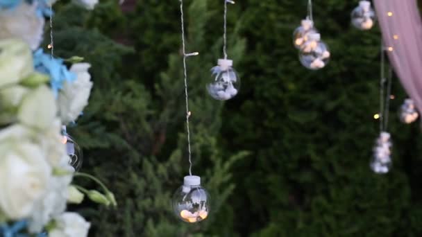 Прикраси скляні кульки стрічки рух весільна арка — стокове відео