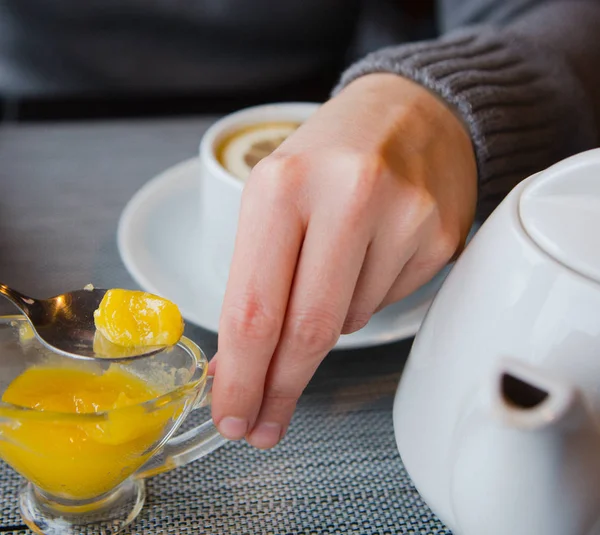 레몬 카페 화이트 컵 접시와 차 — 스톡 사진