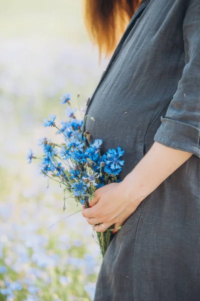 Pregnant woman tenderness health outside field cornflowers — ストック写真