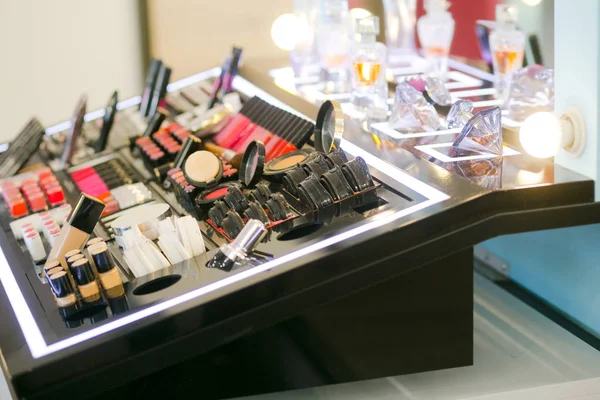 Різноманітні косметичні парфуми стоять на зондах для тестування макіяжу — стокове фото