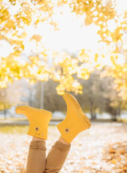 Outono amarelo folha queda conceitual menina parque — Fotografia de Stock