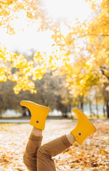 Outono amarelo folha queda conceitual menina parque — Fotografia de Stock