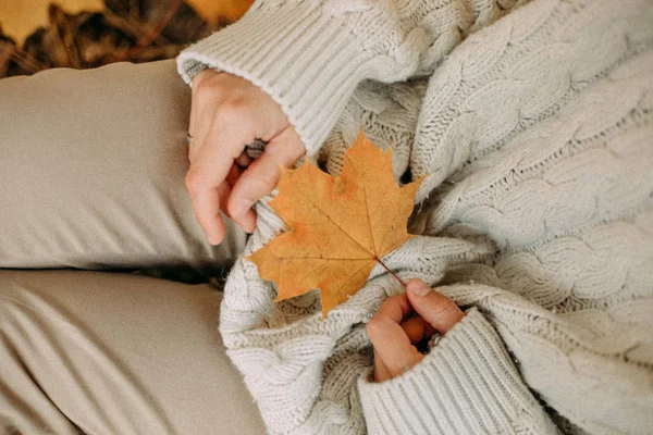 Jesień żółty liść jesień konceptualny dziewczyna park — Zdjęcie stockowe