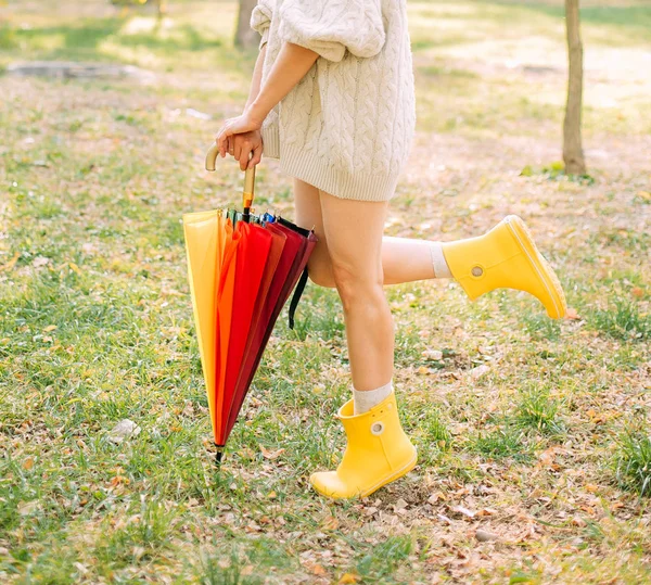 Outono amarelo folha queda conceitual menina parque — Fotografia de Stock